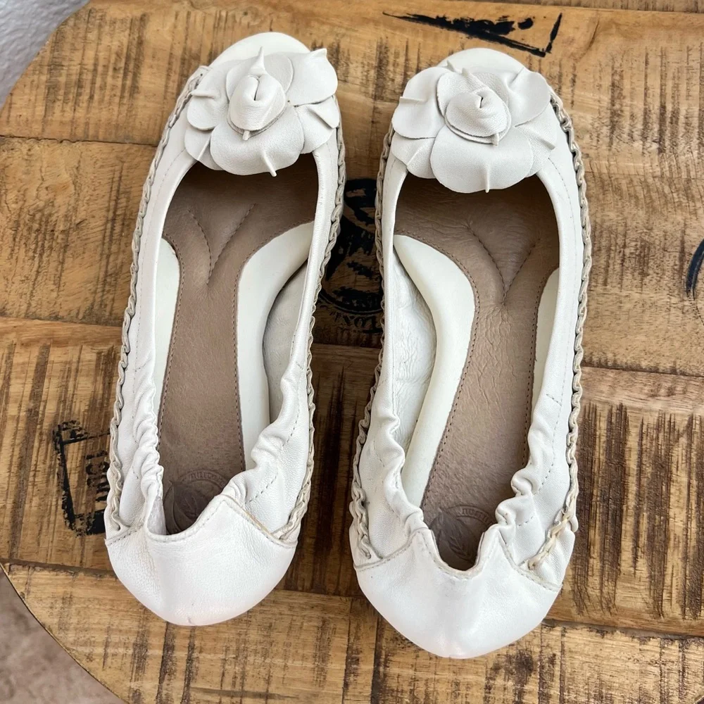 Nurture by Lamaze Ivory Leather Peep Toe Floral Rosette Comfort Shoe 9M